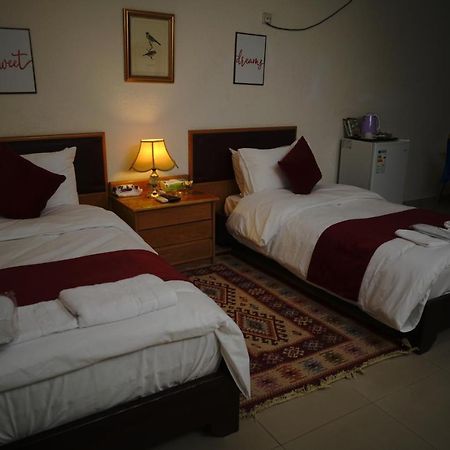Petra Home Hotel Wadi Musa Esterno foto