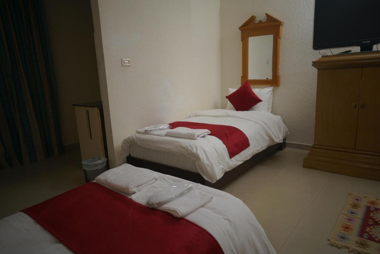 Petra Home Hotel Wadi Musa Esterno foto
